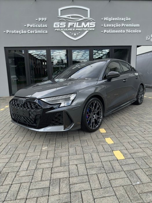 Audi RS3 com pinças de freio em destaque
