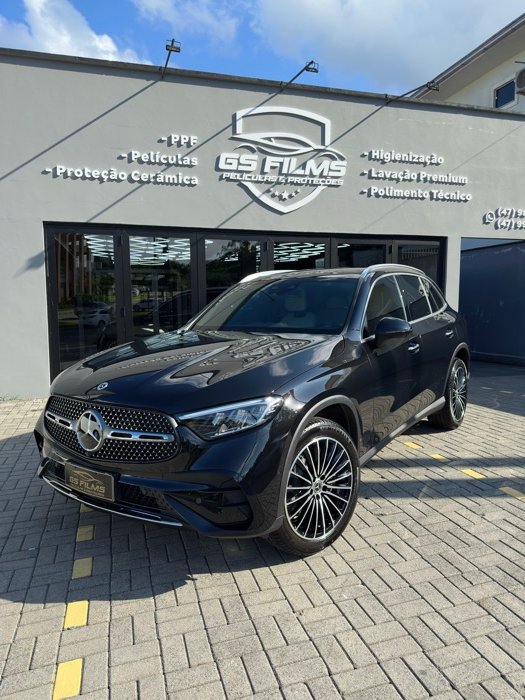 Mercedes-Benz GLC na fachada da GS Film's Detail