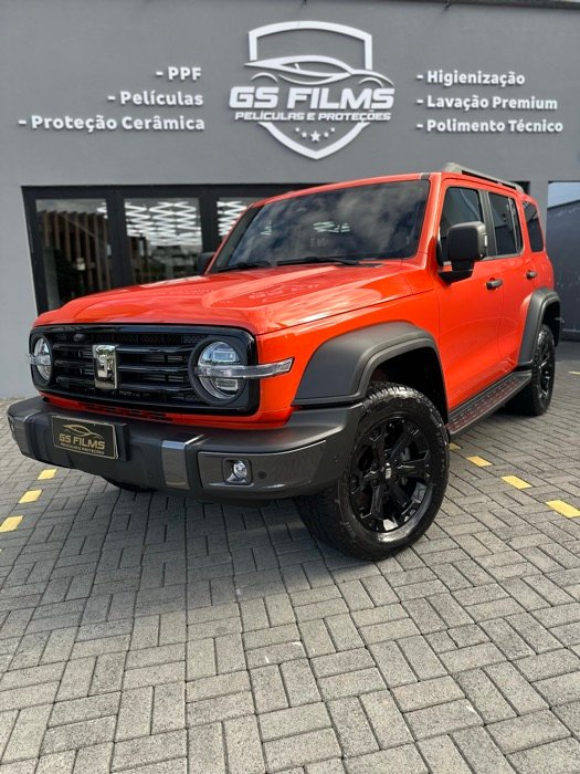 SUV com envelopamento na fachada da GS Film's Detail